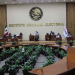 Entrega López Obrador Orden Mexicana del Águila Azteca a canciller francés