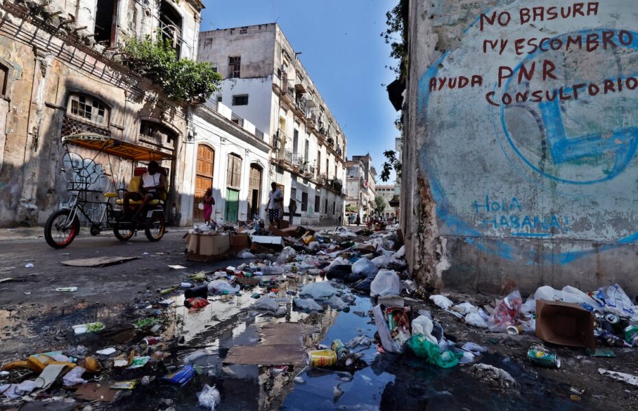 Estados Unidos impondrá aranceles a bienes de países que vendan petróleo a Cuba