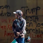 México reacciona con firmeza ante la creciente intervención estadounidense en Venezuela: una masa de ciudadanos sale a las calles para denunciar la agresión y defender la soberanía latinoamericana.