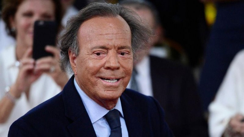 Julio Iglesias refuta gravísimas acusaciones de violencia sexual y acoso después de denuncias que sacuden la industria musical