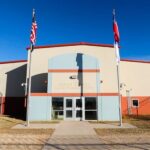 El fenómeno urban latinos Bad Bunny hace historia en la Academia de Grabación con el galardón más prestigioso, Álbum del Año, para su debut en castellano.